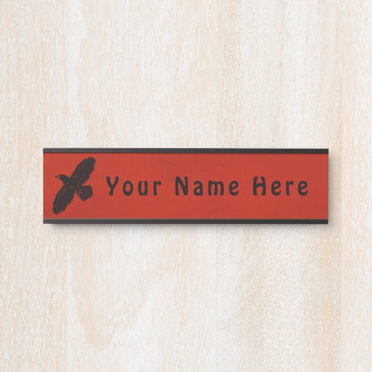 Raven op rood deurbordje (Voorkant)