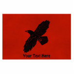 Raven op rood fotobeeldje magneet<br><div class="desc">Een eenvoudig zwart silhouet van een Raven (Corvus corax) op een rode achtergrond. Het aangetaste afbeelding heeft een licht "ruw" of "versleten" effect gekregen. Voeg je eigen tekst toe.</div>