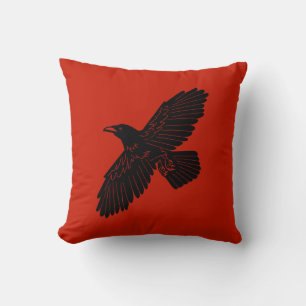 Raven op rood kussen