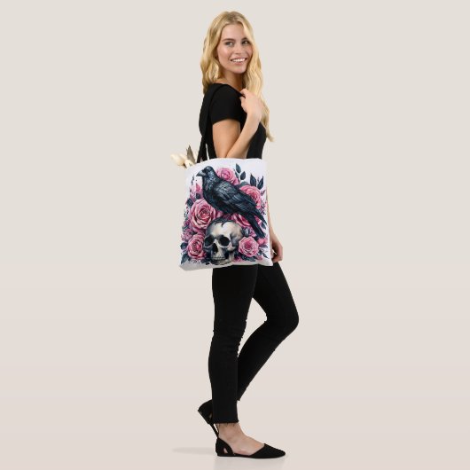 Raven op schedel met roze rozen tote bag (Op model)