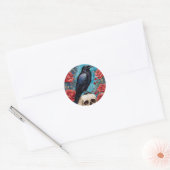 Raven op schedel rode rozen nacht ronde sticker (Envelop)