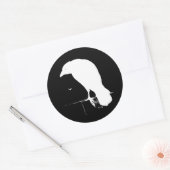 Raven Silhouette White op zwart - Aangepast Ronde Sticker (Envelop)