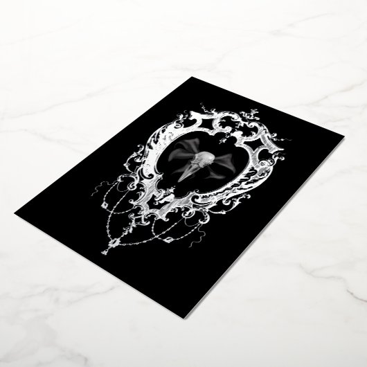 Raven Skull Silver Frame Goth Wedding Folie Uitnodiging (Gedraaid)