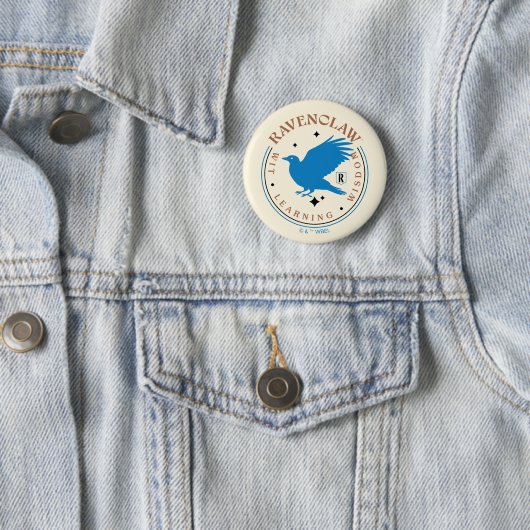 RAVENCLAW™ Blue Eagle House Pride Badge Ronde Button 5,7 Cm (In situ)