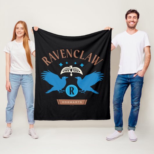 RAVENCLAW™ House Double Eagle Diadeem Graphic Fleece Deken (In situ)