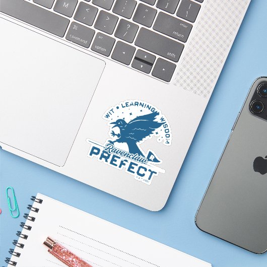 RAVENCLAW™-insigne voor klassenoudste Sticker (Laptop met iPhone)