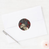 Ravens geheim. Donkere en humeurige gotische illus Ronde Sticker (Envelop)