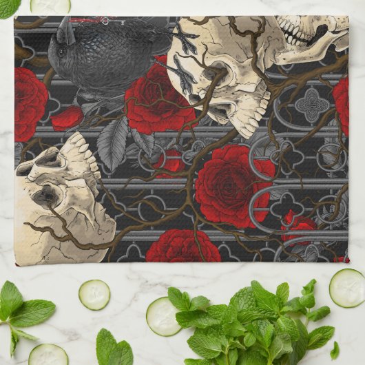 Ravens geheim. Donkere en humeurige gotische illus Theedoek (Gevouwen)