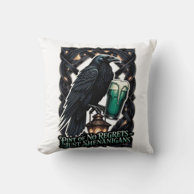 Raven's Shenanigans Emerald Pint Tee Kussen (Voorkant)
