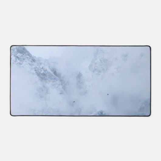 Ravens, sneeuwbergen en wolken bureaumat (Voorkant)