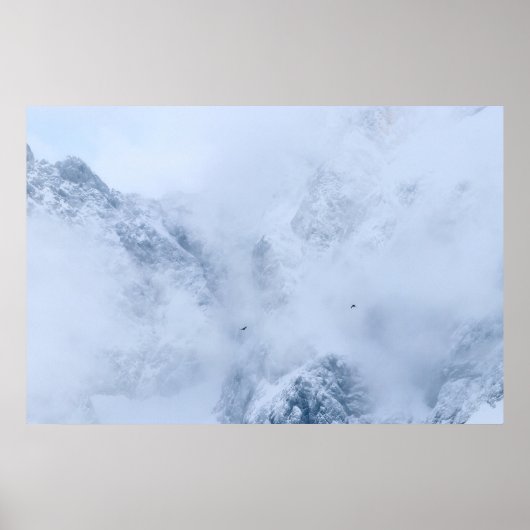 Ravens, sneeuwbergen en wolken poster (Voorkant)