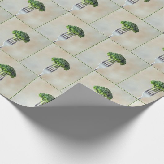 Raw Broccoli Floret On a Fork Cadeaupapier (Hoek)