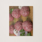 Raw-vleesballen op een snijbord legpuzzel (Verticaal)