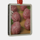 Raw-vleesballen op een snijbord metalen ornament (Rechts)