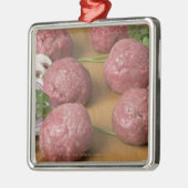 Raw-vleesballen op een snijbord metalen ornament (Links)