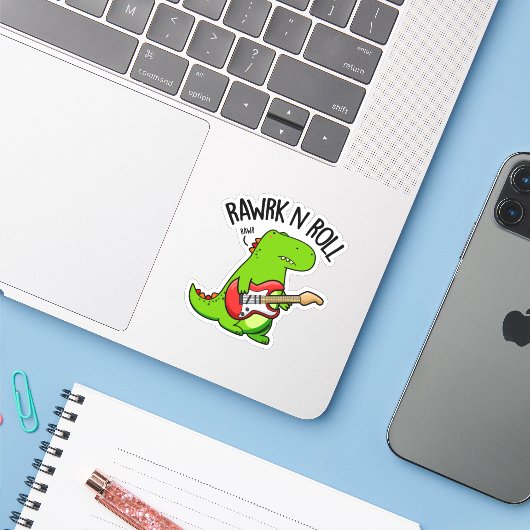 Rawk En Roll Grappige Rocker Dinosaurus Pun Sticker (Laptop met iPhone)