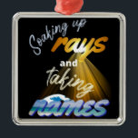 Rays opnemen en Names Summertime innemen Metalen Ornament<br><div class="desc">Opnemen van stralen en Names Summertime ontwerpen met zonnestralen en golven. Het is een groot cadeau voor iedereen die van de zomer geniet,  vooral in de oceaan!</div>