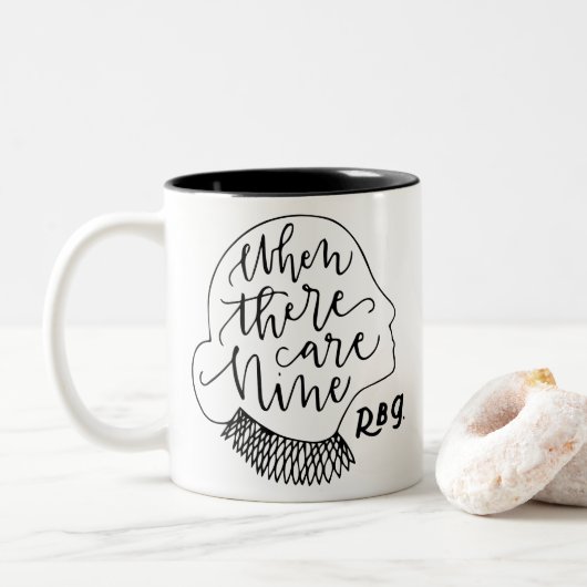 RBG, beruchte RBG, wanneer er negen zijn Tweekleurige Koffiemok (Met donut)