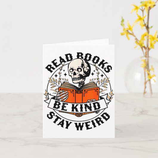 Read Books Be Kind Stay Weird Skeleton Reading Hal Kaart (Gele Bloem)