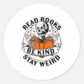 Read Books Be Kind Stay Weird Skeleton Reading Hal Ronde Sticker (Voorkant)