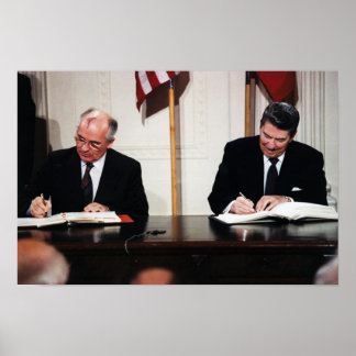 Reagan en Gorbachev bij ondertekening Poster