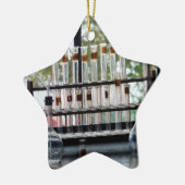 Reageerbuizen bij het raam keramisch ornament (Links)