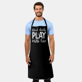 Real Dads Play met Fire BBQ Large Black Apron Schort (Gedragen)