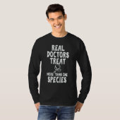 Real Doctors Treat More Than One Species Vet Tech T-shirt (Voorkant volledig)