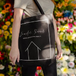 Real Estate Company Custom Modern Realtor Black Tote Bag<br><div class="desc">Deze moderne canvas tas is de perfecte manier om klanten op de markt te brengen. Vul uw nieuwe klantenhuis koopende informatie in dit onderwerp, douane tas en pas met jouw naam en vastgoedbedrijf aan. Deze minimalistische zwarte zakken zijn voorzien van een eenvoudige witte lijntekening van een huis. Adverteer je realiteit...</div>