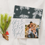 Real Folie Glory to God Kerstfeestay Foto Folie Feestdagenkaart<br><div class="desc">Voeg wat shine toe aan je kerstkaarten met echte gouden, zilveren of roos bladaluminium! Deze klassieke en tijdloze metallische stijl is zeker om een ander niveau aan uw kaarten toe te voegen. Hedendaagse kerstkaarten waarop je favoriete familiefoto uit dit jaar te zien is! Deze kaart heeft twee aparte secties; aan...</div>