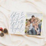 Real Folie Glory to God Kerstfeestay Foto Folie Feestdagenkaart<br><div class="desc">Voeg wat shine toe aan je kerstkaarten met echte gouden, zilveren of roos bladaluminium! Deze klassieke en tijdloze metallische stijl is zeker om een ander niveau aan uw kaarten toe te voegen. Hedendaagse kerstkaarten waarop je favoriete familiefoto uit dit jaar te zien is! Deze kaart heeft twee aparte secties; aan...</div>