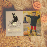 Real Gold Foil Black Cat Halloween Foto Birthday Folie Uitnodiging<br><div class="desc">Voeg wat shine aan deze verjaardagsuitnodigingen met echte folie toe! "Het zal veel plezier, maar eng zijn, pas op! Dus kom bij ons... als je het durft!" is hoe deze kaarten vrienden en familie uitnodigen voor het Halloween-themed feest! In het midden van de kaart is er een handgetekende zwarte kat,...</div>