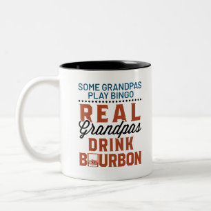 Real Grandpas Drink Bourbon Funny Whiskey Drinker Tweekleurige Koffiemok