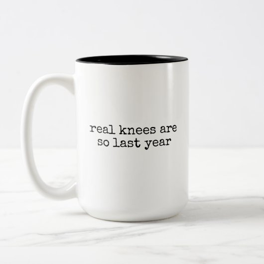 Real Knees So Last Year Funny Knee Replacement Tweekleurige Koffiemok (Links)