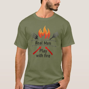 Real Mannen Play met Fire Fun BBQ Quote Adult T-shirt