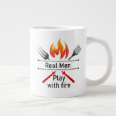 Real Mannen Play met Fire Fun BBQ Quote Mok (Rechts)