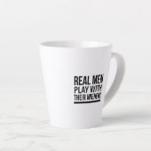 Real men play with their weiners latte mok (Rechterhoek)
