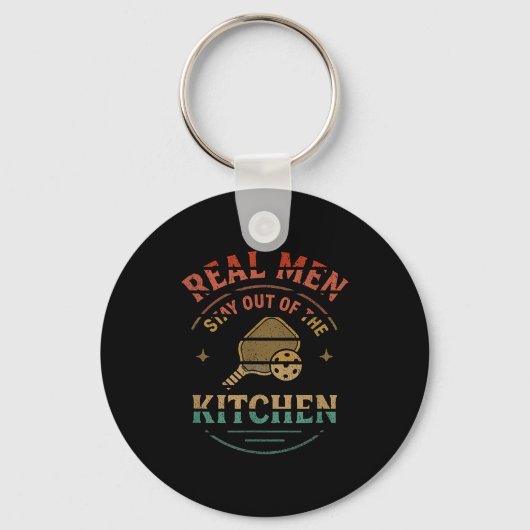 Real Men Stay Out Of The Kitchen Funny Ckleball Vi Sleutelhanger (Voorkant)