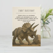 Realistic Triceratops Dinosaur in Rocky Birthday Kaart (Staand voorkant)