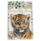 Realistisch Tiger Cub Genderneutraal Baby shower Medium Cadeauzakje (Voorkant)