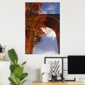 Realistische herfstboom met rode bladeren in Newqu Poster (Thuiskantoor)