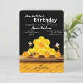 Realistische Honeybee & Honeycomb verjaardagsuitno Kaart (Staand voorkant)