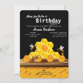 Realistische Honeybee & Honeycomb verjaardagsuitno Kaart (Voorkant)