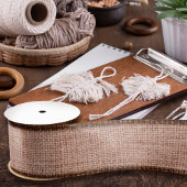 Realistische jute textuur eenvoudig rustiek roze satijnen lint