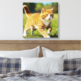 Realistische oranje tabbykat in zonnige weide canvas afdruk