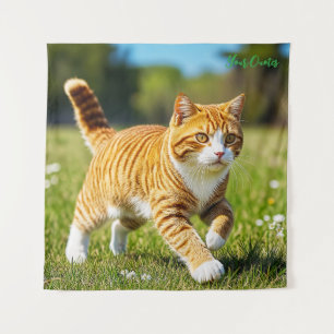 Realistische oranje tabbykat in zonnige weide wandkleed