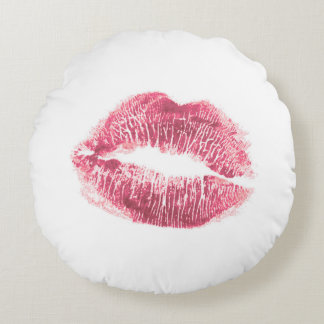 Realistische roze lippen, geïsoleerde kus rond kussen