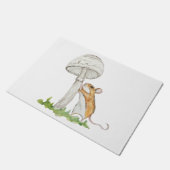 Realistische tekening van een grappige veldmuis en deurmat (Schuin)