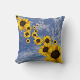 Realistische zonnebloemen die in de Cornish sky wa Kussen