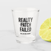 Reality patch mislukt - Glitched Typography Shot Glas (Voorkant)